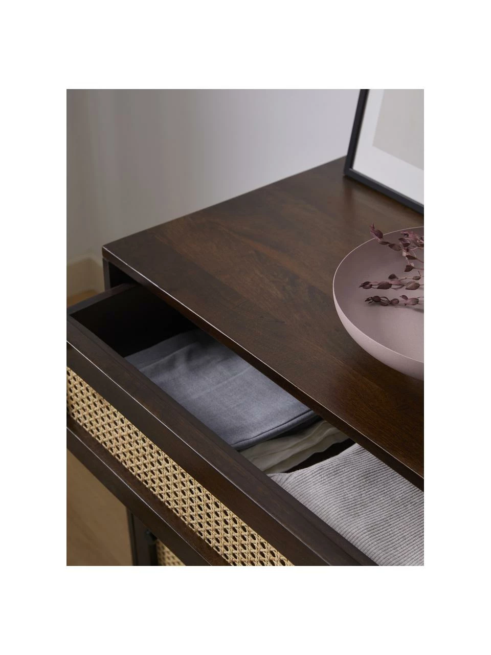 Westwing Collection Commode noire en cannage brun foncé Vienna, larg. 105 x haut. 78 cm 3 Westwing Collection Commode noire en cannage brun foncé Vienna, larg. 105 x haut. 78 cm – Image 3