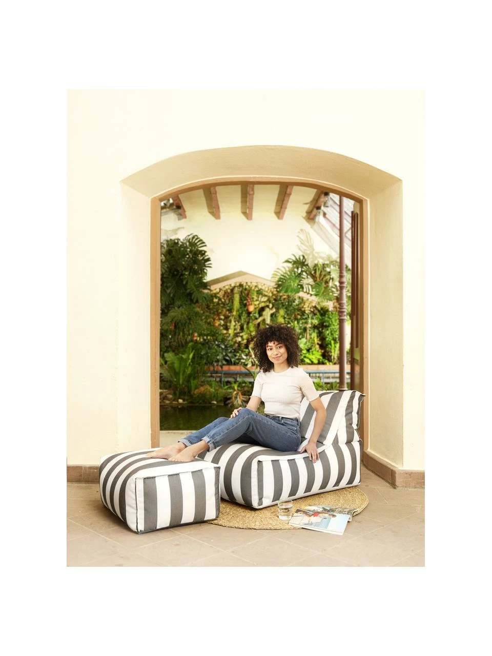 Magma Coussin de sol d'extérieur gris/blanc Korfu, larg. 65 x haut. 35 cm 2 Magma Coussin de sol d'extérieur gris/blanc Korfu, larg. 65 x haut. 35 cm – Image 2