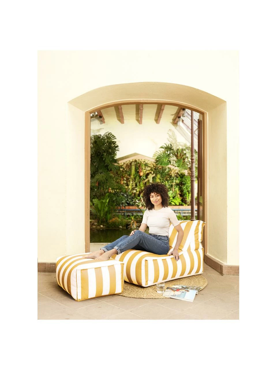 Magma Coussin de sol d'extérieur jaune/blanc Korfu, larg. 65 x haut. 35 cm 2 Magma Coussin de sol d'extérieur jaune/blanc Korfu, larg. 65 x haut. 35 cm – Image 2