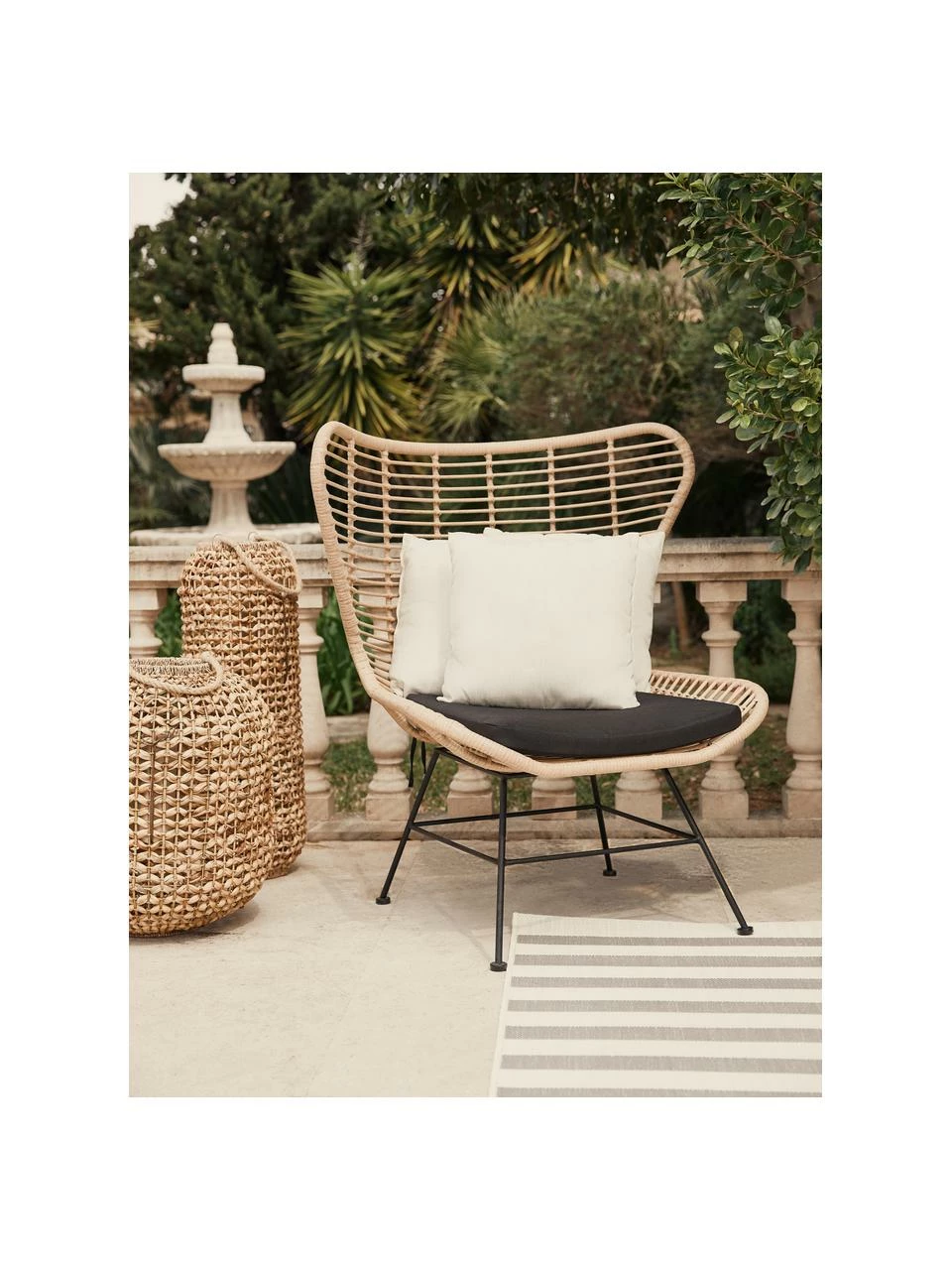 Westwing Collection Fauteuil à oreilles tressage synthétique Costa, larg. 90 x prof. 89 cm 2 Westwing Collection Fauteuil à oreilles tressage synthétique Costa, larg. 90 x prof. 89 cm – Image 2