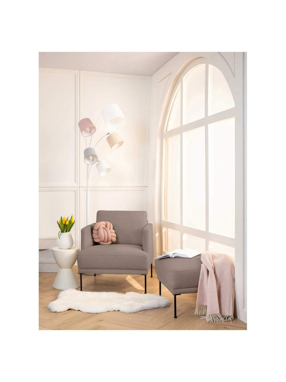 Westwing Collection Fauteuil taupe avec pieds en métal Fluente, larg. 74 x haut. 85 cm 2 Westwing Collection Fauteuil taupe avec pieds en métal Fluente, larg. 74 x haut. 85 cm – Image 2