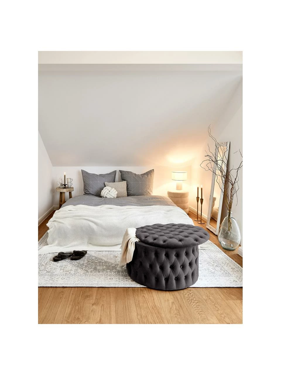 Westwing Collection Grand tabouret rond velours gris foncé avec rangement Chiara, Ø 70 x haut. 42 cm 2 Westwing Collection Grand tabouret rond velours gris foncé avec rangement Chiara, Ø 70 x haut. 42 cm – Image 2