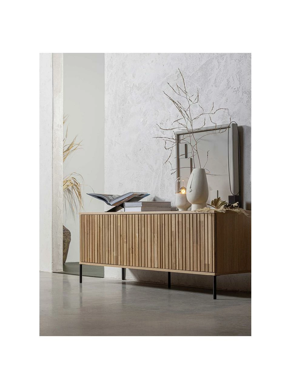 Meuble TV 3 portes façade en bois de chêne nervuré Avourio, larg. 150 x haut. 56 cm 2 Meuble TV 3 portes façade en bois de chêne nervuré Avourio, larg. 150 x haut. 56 cm – Image 2