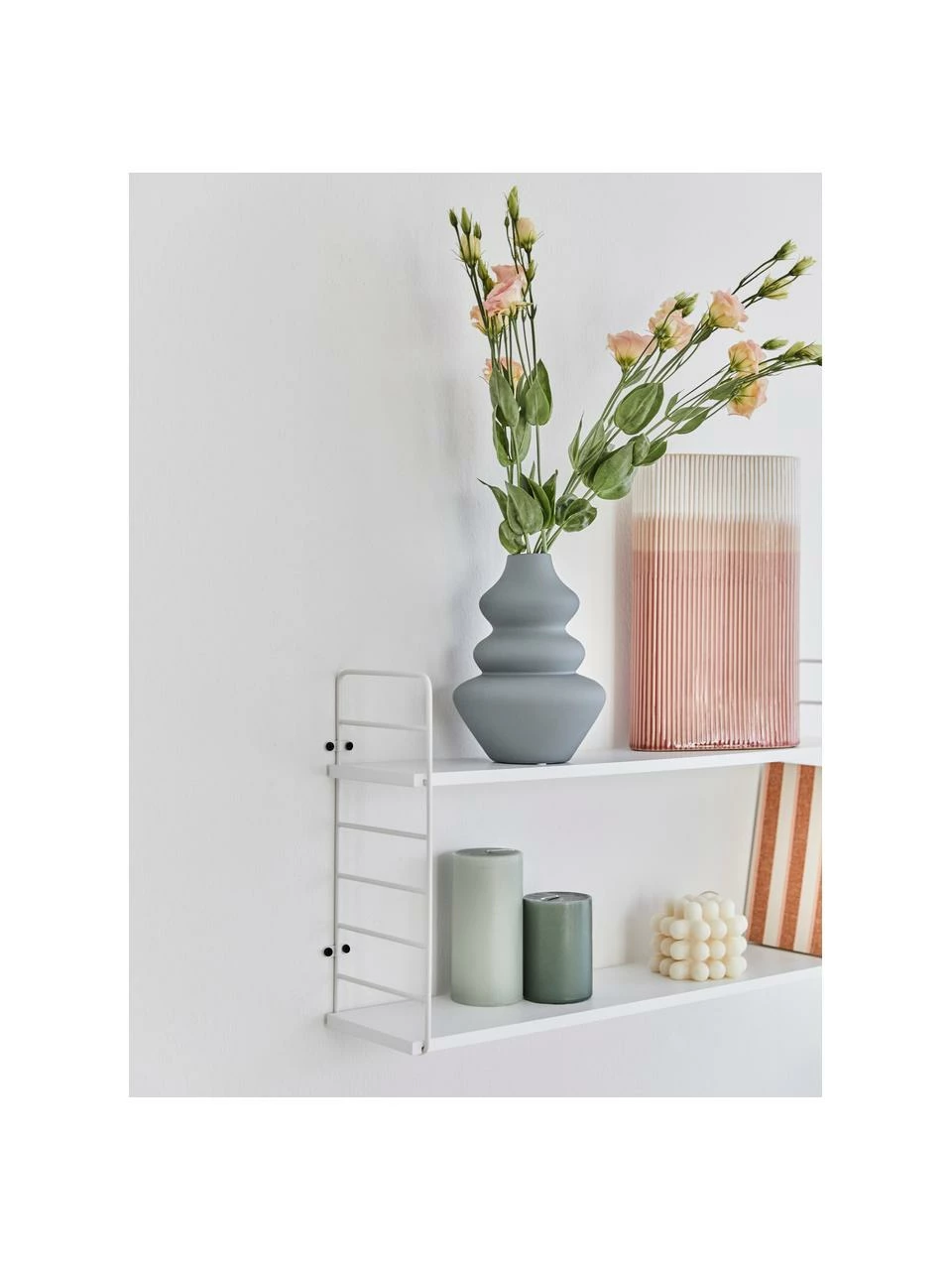 Bloomingville Petite étagère murale blanche en métal North, larg. 65 x haut. 35 cm 2 Bloomingville Petite étagère murale blanche en métal North, larg. 65 x haut. 35 cm – Image 2