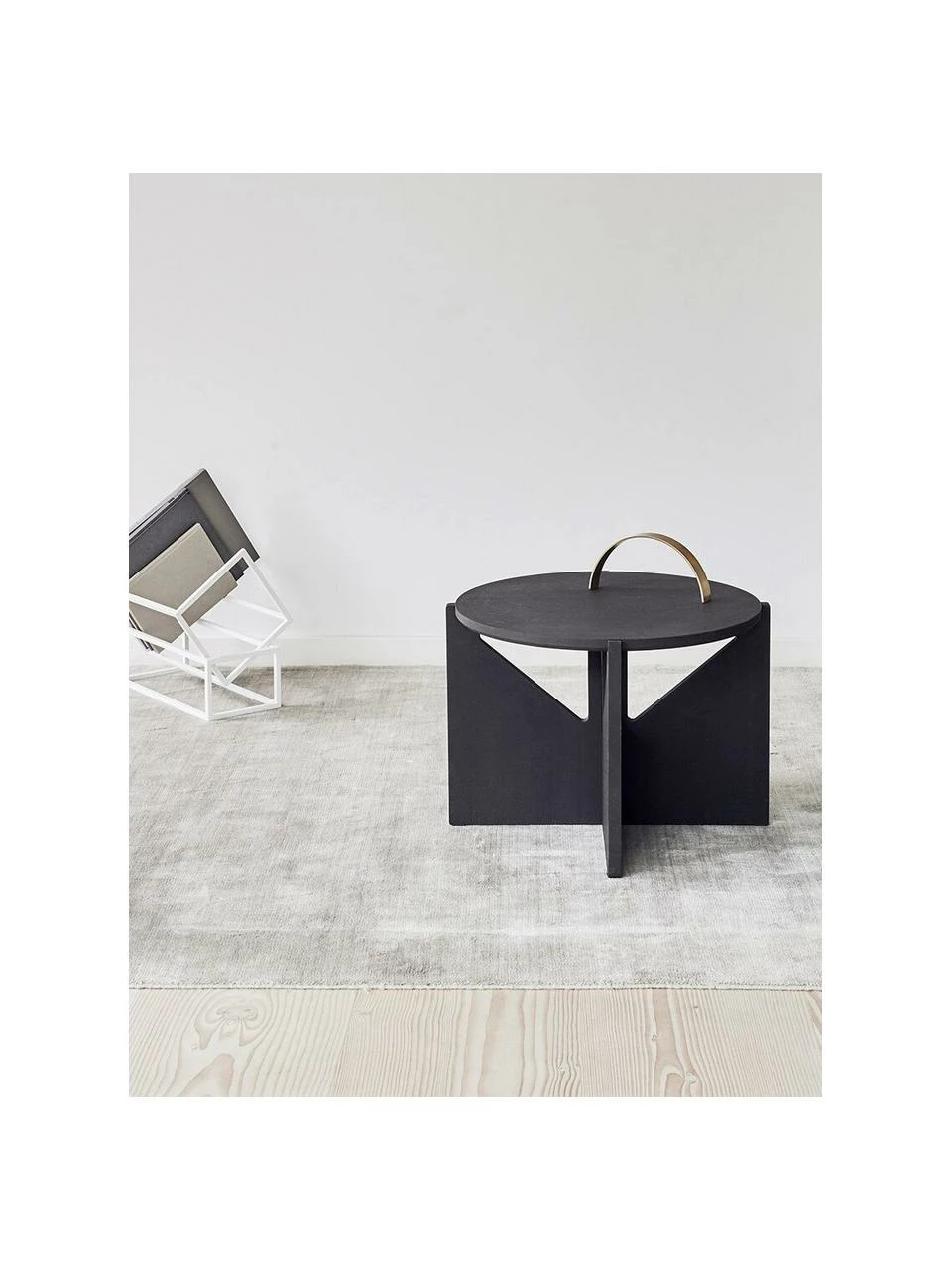 Table basse noire bois de chêne Future, Ø 52 x haut. 36 cm 2 Table basse noire bois de chêne Future, Ø 52 x haut. 36 cm – Image 2