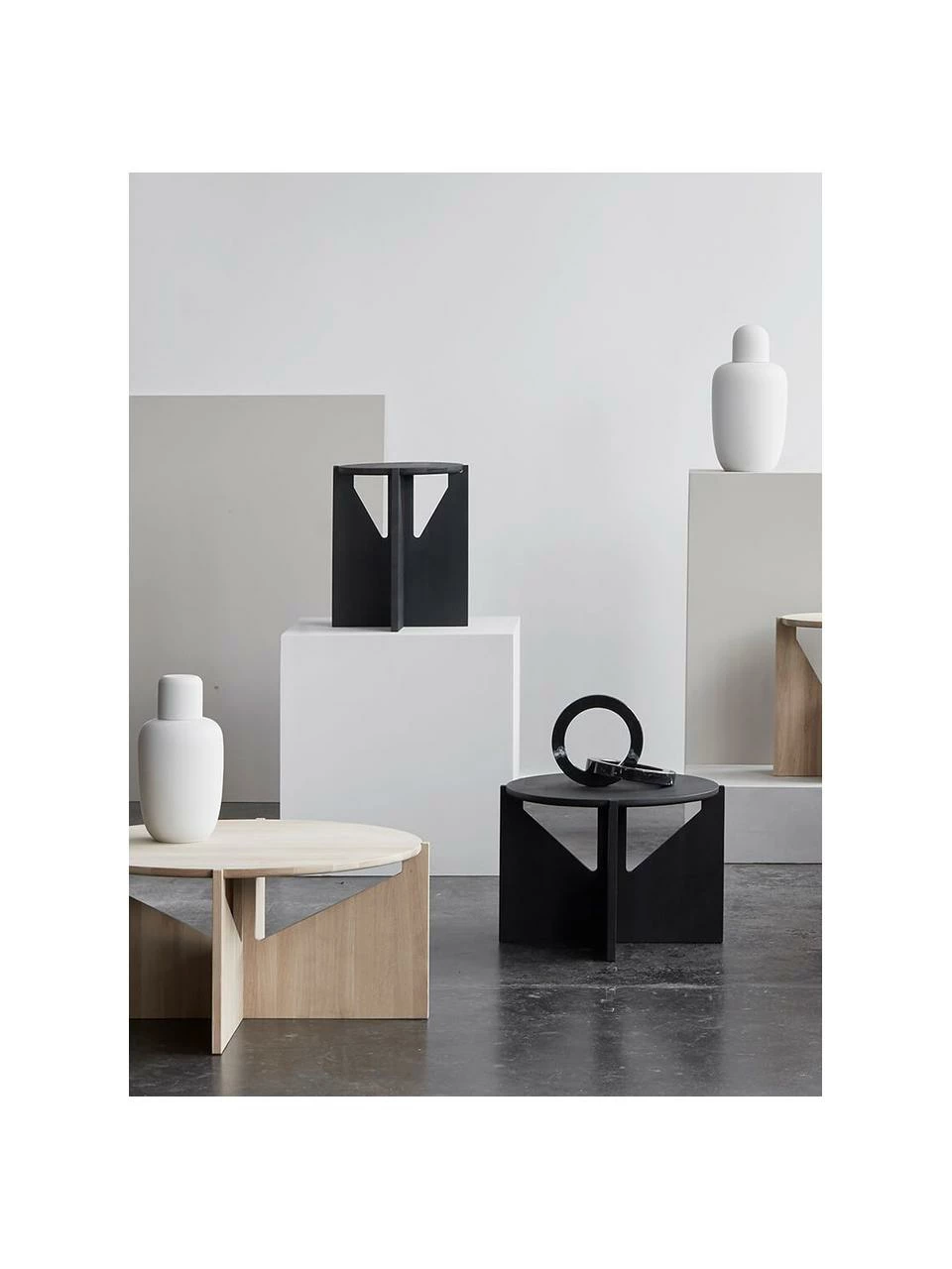 Table basse noire bois de chêne Future, Ø 52 x haut. 36 cm 6 Table basse noire bois de chêne Future, Ø 52 x haut. 36 cm – Image 6