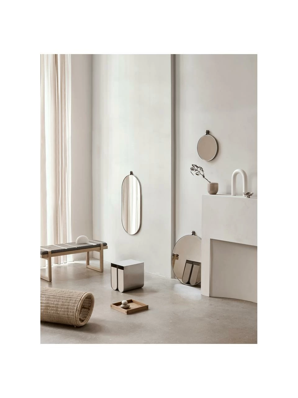 Table d'appoint en métal argenté Curved, larg. 26 x haut. 36 cm 2 Table d'appoint en métal argenté Curved, larg. 26 x haut. 36 cm – Image 2