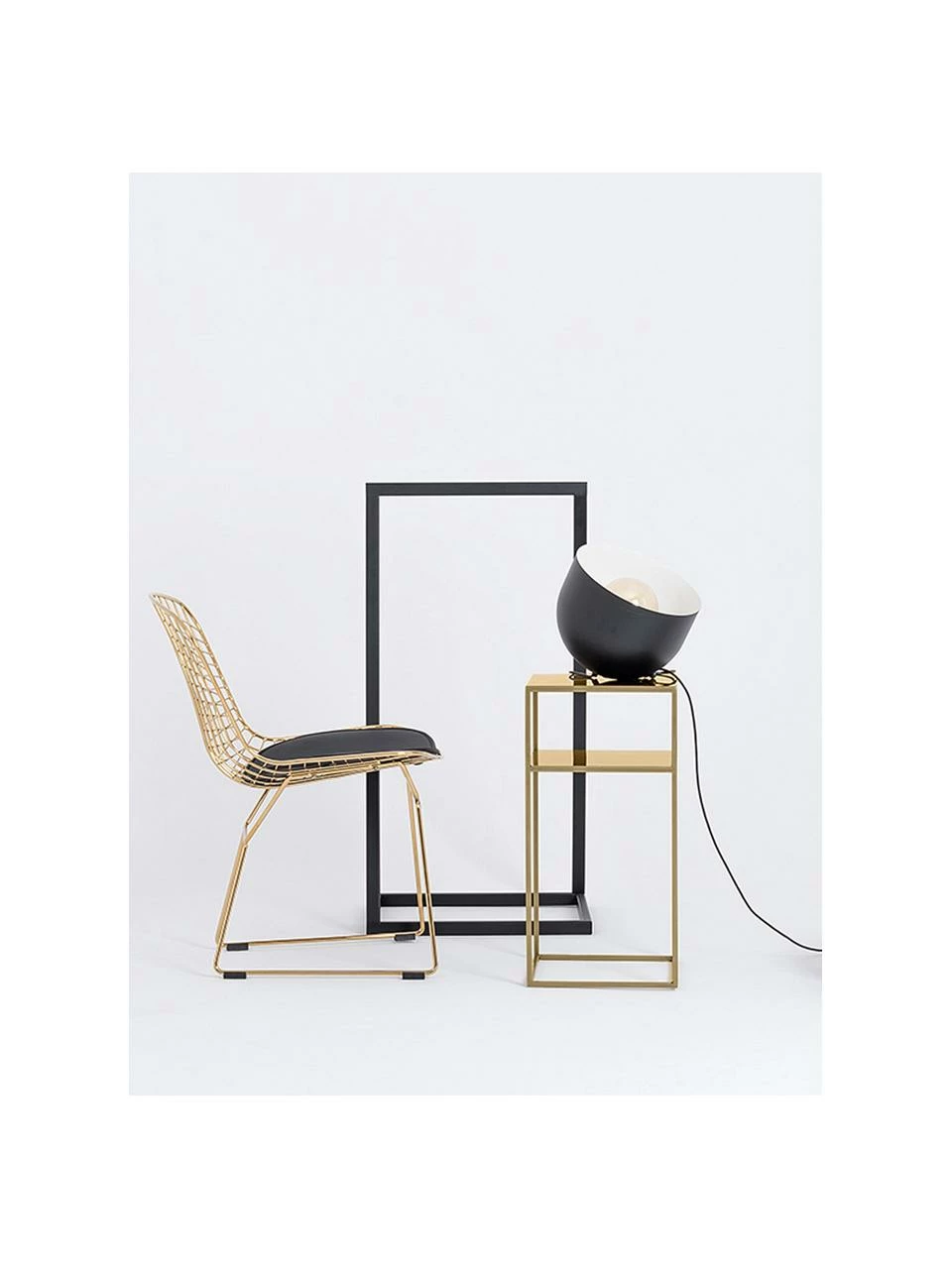 Table d'appoint en métal, couleur laitonnée Tensio, larg. 30 x prof. 30 cm 2 Table d'appoint en métal, couleur laitonnée Tensio, larg. 30 x prof. 30 cm – Image 2