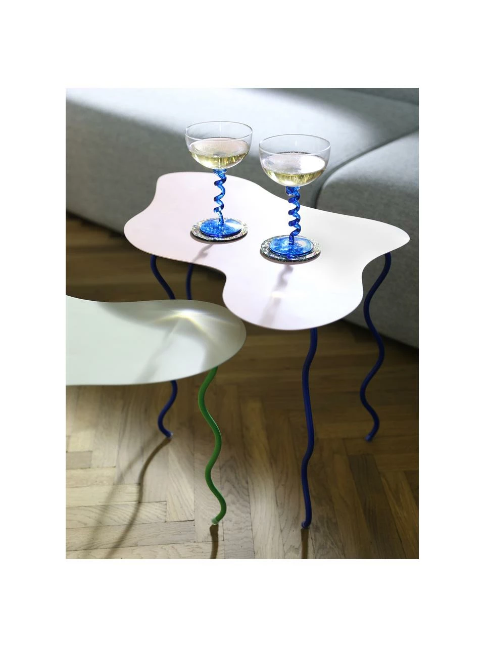 &k amsterdam Table d'appoint métal rose poudré Squiggle, larg. 45 x long. 45 cmSeulement 1 produit disponible 2 &k amsterdam Table d'appoint métal rose poudré Squiggle, larg. 45 x long. 45 cmSeulement 1 produit disponible – Image 2