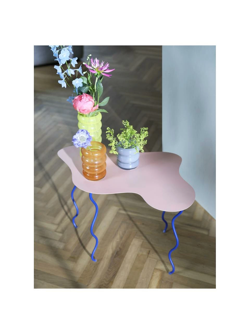 &k amsterdam Table d'appoint métal rose poudré Squiggle, larg. 45 x long. 45 cmSeulement 1 produit disponible 4 &k amsterdam Table d'appoint métal rose poudré Squiggle, larg. 45 x long. 45 cmSeulement 1 produit disponible – Image 4