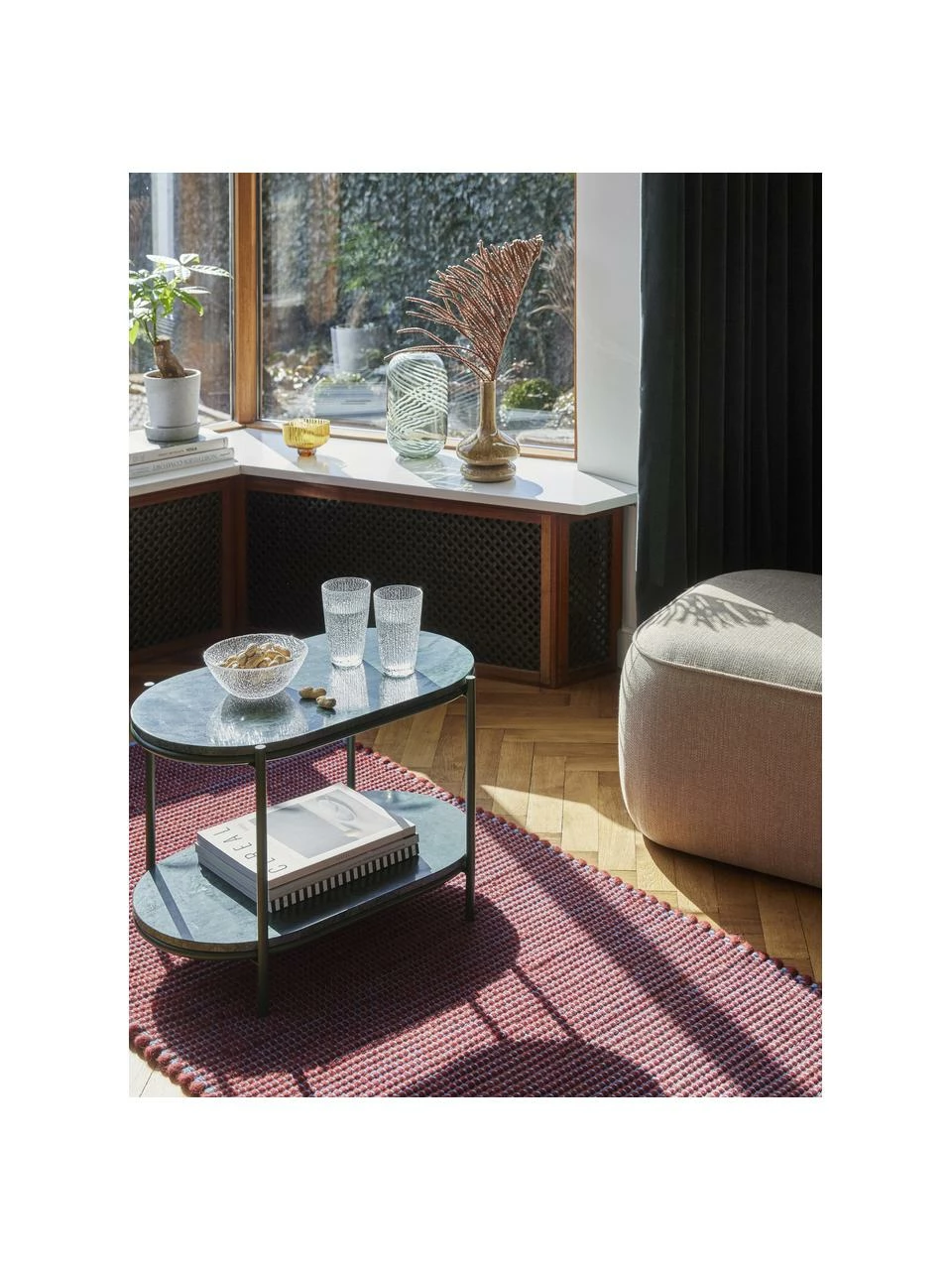 Hübsch Table d'appoint ovale en marbre vert foncé Nusa, larg. 58 x haut. 40 cmDisponibilité limitée 6 Hübsch Table d'appoint ovale en marbre vert foncé Nusa, larg. 58 x haut. 40 cmDisponibilité limitée – Image 6