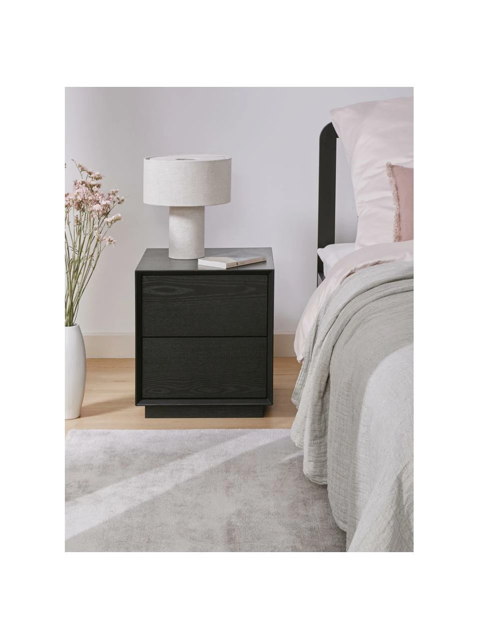 Westwing Collection Table de chevet placage en frêne noir Noel, larg. 45 x long. 50 cm 2 Westwing Collection Table de chevet placage en frêne noir Noel, larg. 45 x long. 50 cm – Image 2