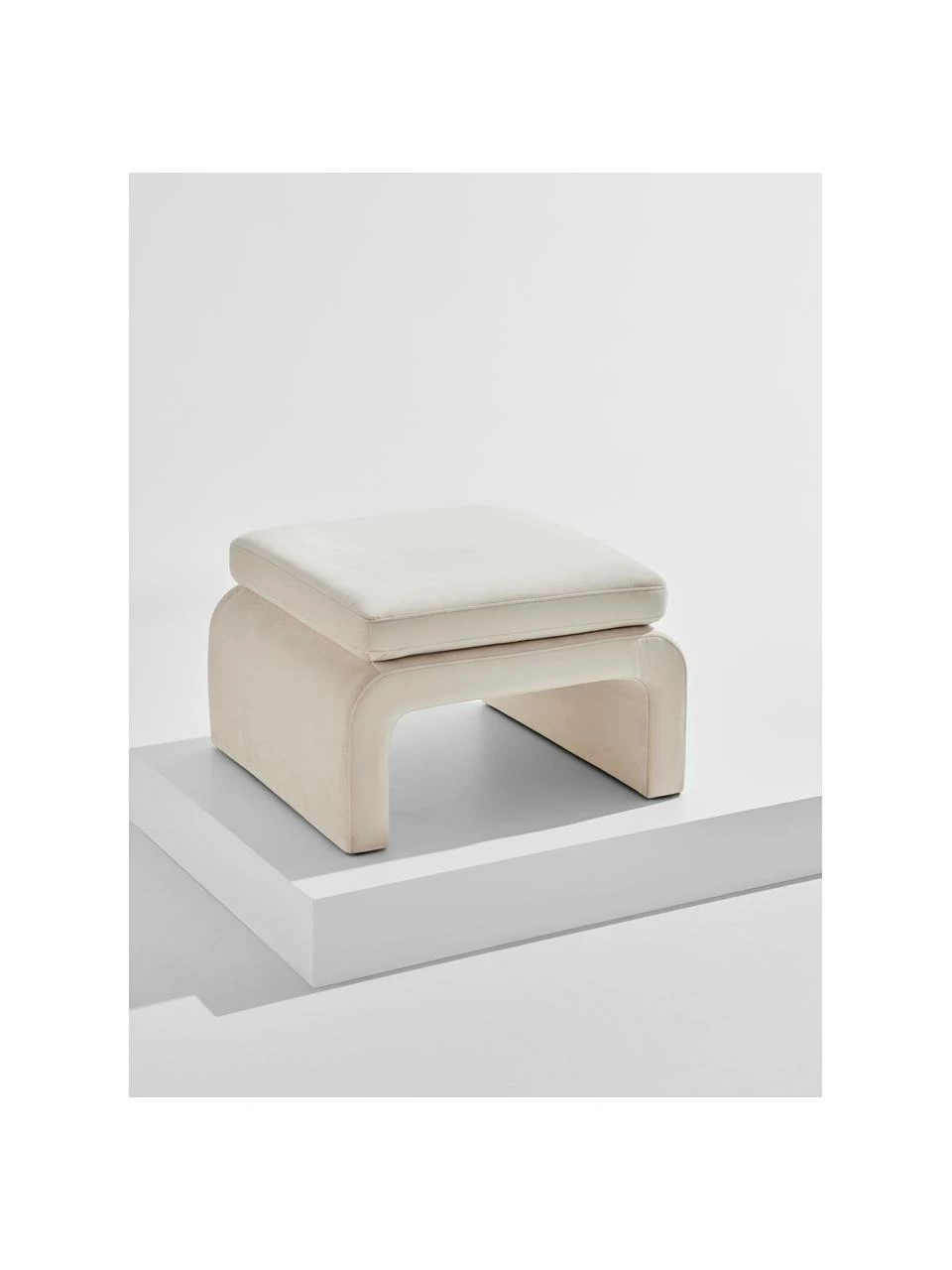 Tabouret velours beige Mika, larg. 70 x haut. 45 cm 2 Tabouret velours beige Mika, larg. 70 x haut. 45 cm – Image 2