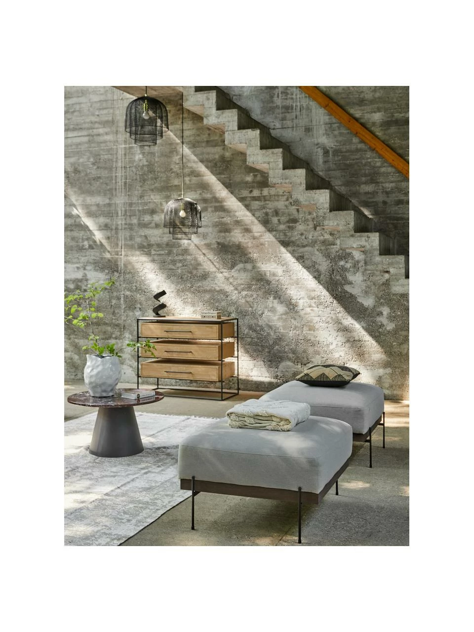 Westwing Collection Tabouret/repose-pieds gris pieds en métal Brooks, larg. 80 x haut. 43 cm 2 Westwing Collection Tabouret/repose-pieds gris pieds en métal Brooks, larg. 80 x haut. 43 cm – Image 2