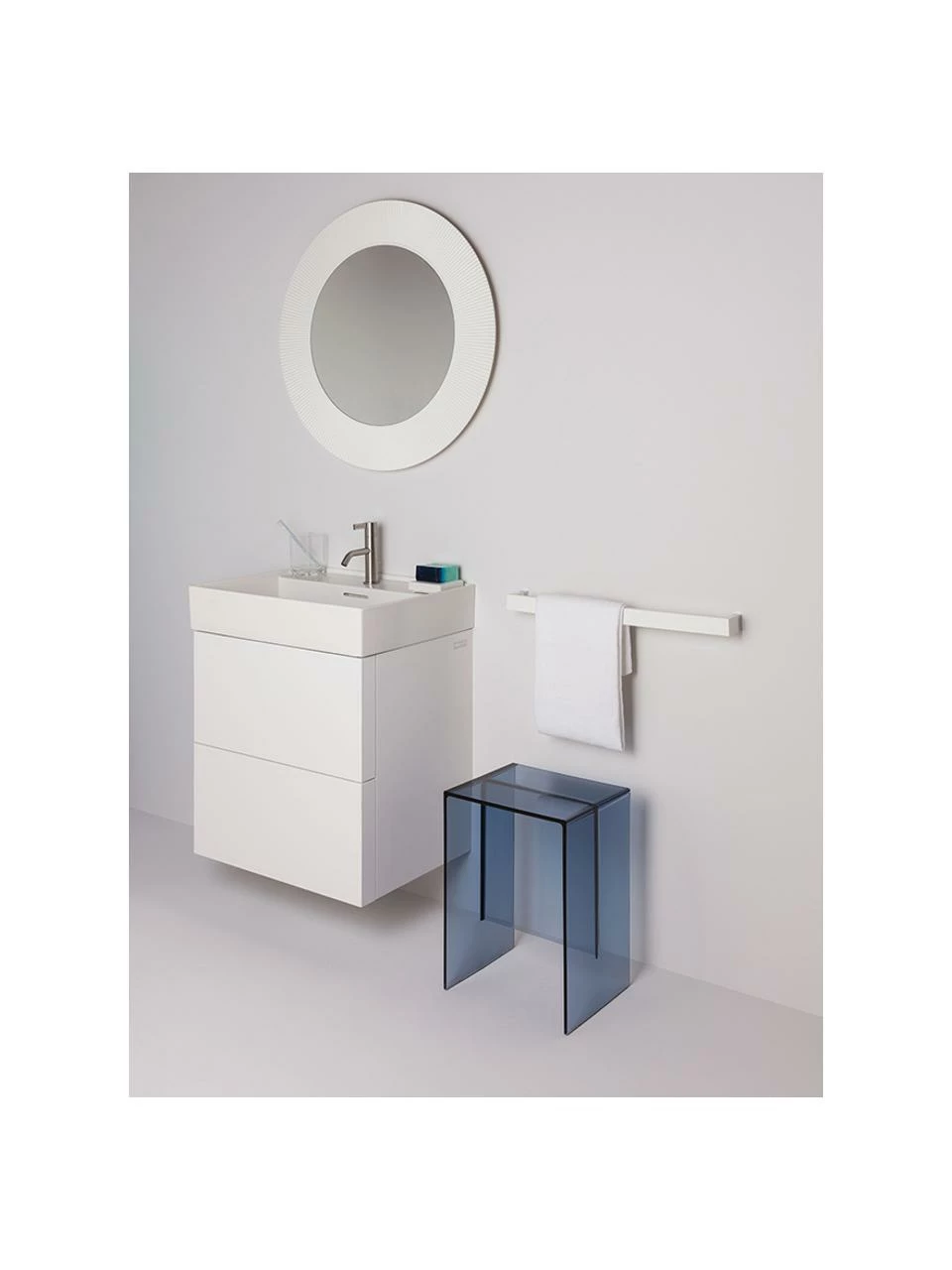 Kartell Tabouret/table d'appoint bleu Max-Beam, larg. 33 x haut. 47 cm 2 Kartell Tabouret/table d'appoint bleu Max-Beam, larg. 33 x haut. 47 cm – Image 2